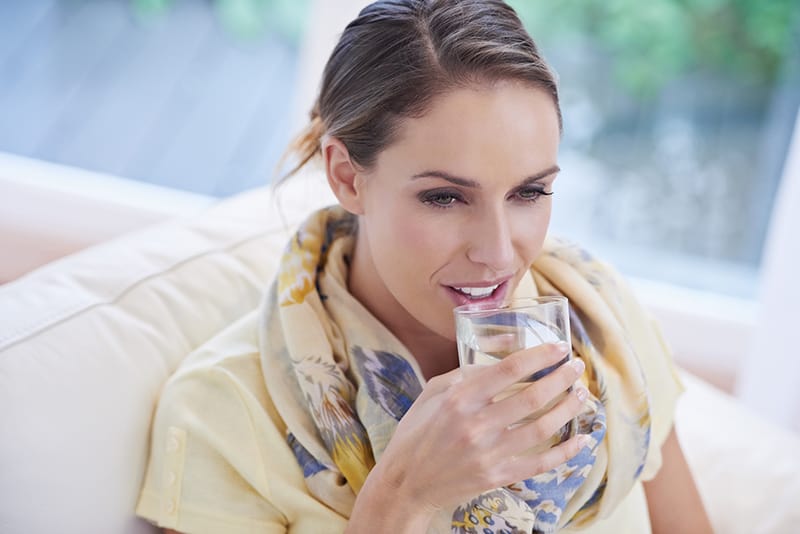 Чаша вода на гладно – полезен навик за отслабване